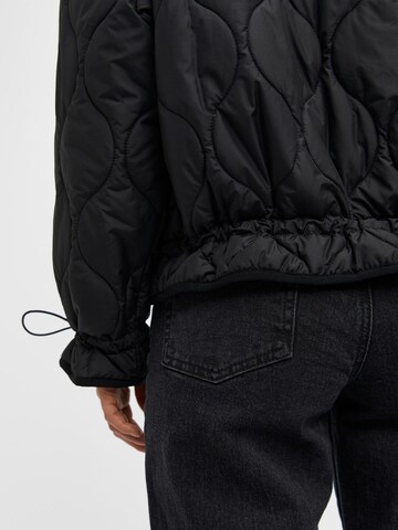 OBJECT Prehodna jakna 'Line' | črna barva