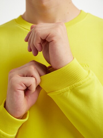 Sweat-shirt 'Spell' WEM Fashion en jaune