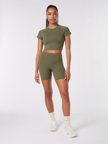 Sport top de la YO-GAYA pe verde