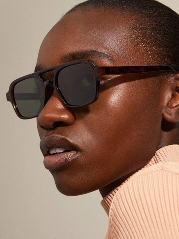 Pilgrim Sunglasses 'Cass' in Brown