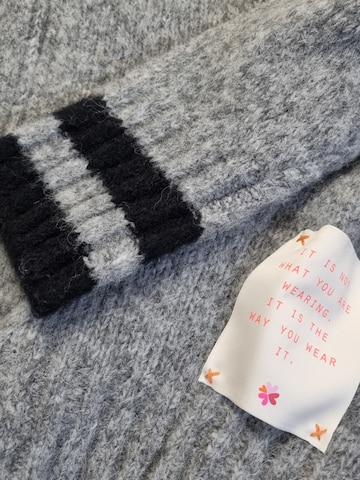 LIKS. Munich - Cárdigan 'Strickjacke mit Reißverschluss und Sternmotiv  - AlisaC' en gris