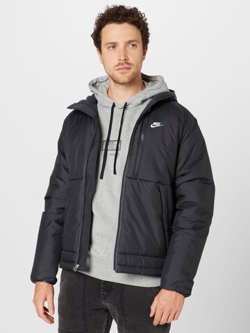 Veste fonctionnelle Nike Sportswear en gris : devant