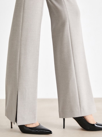 BOSS - Acampanado Pantalón de pinzas 'Tubeka4' en gris