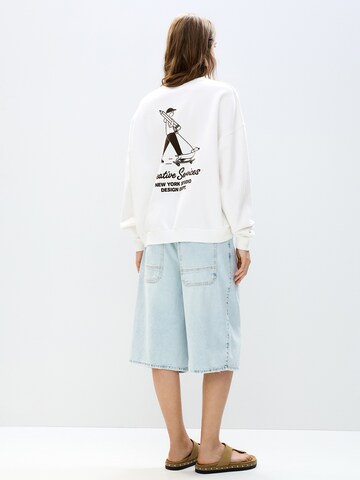 Sweat-shirt Pull&Bear en blanc : devant