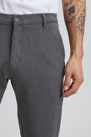 !Solid Slimfit Sweathose 'TO FREDERIC' in Grau