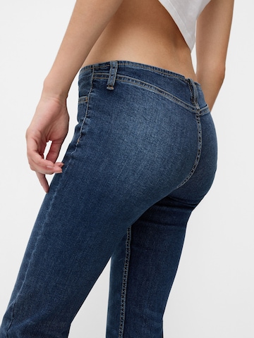 Flared Jeans di Bershka in blu