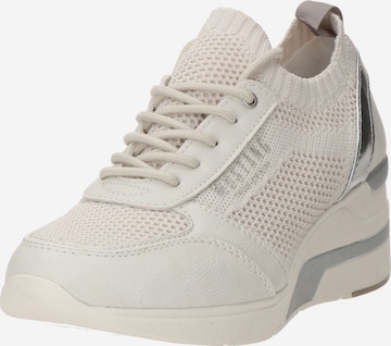 Baskets basses MUSTANG en blanc : devant