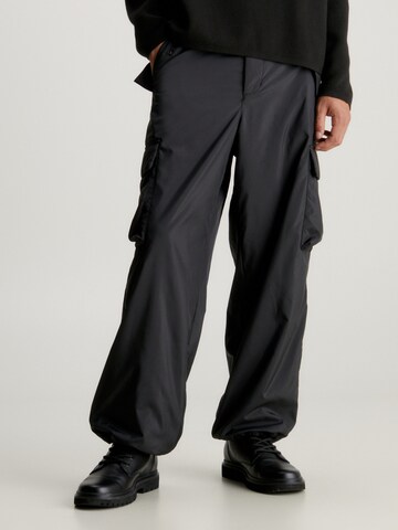 Calvin Klein Jeans Loose fit Cargo Pants in Black: front