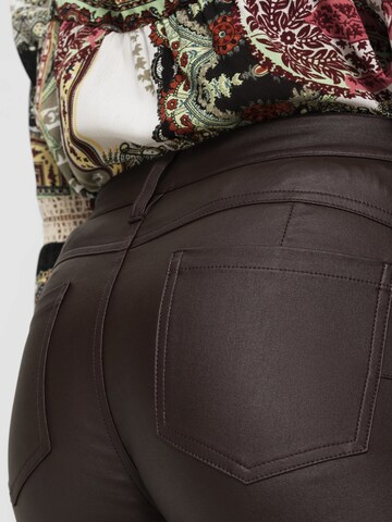 bonprix Slimfit Byxa i brun