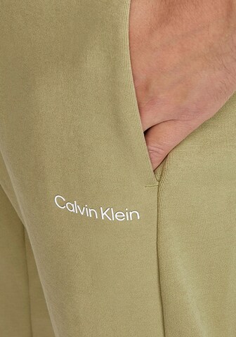 Calvin Klein Tapered Hose in Grün