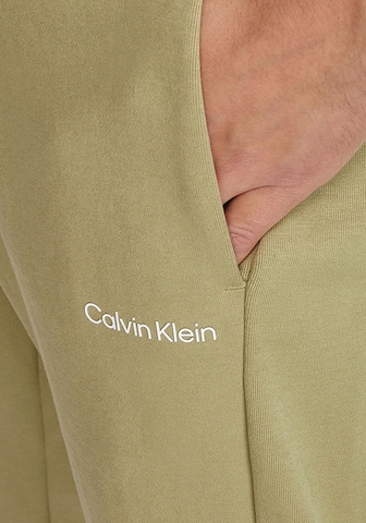 Calvin Klein Tapered Hose in Grün