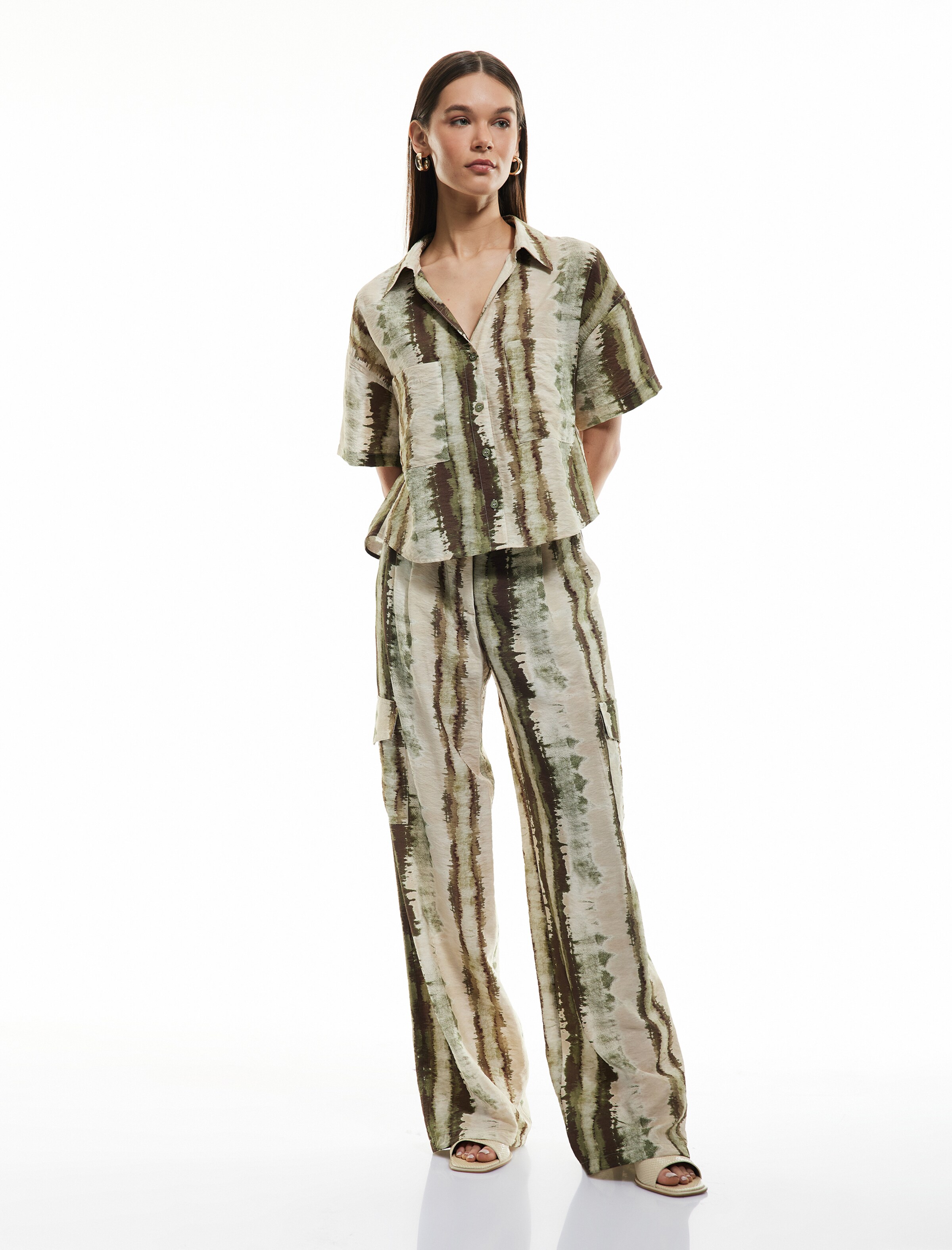 Koton Wide leg Cargo trousers in Green: front