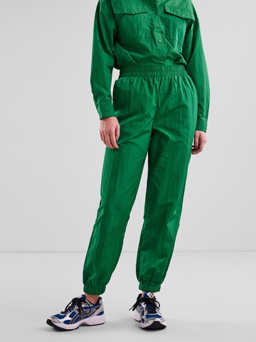 PIECES Zúžený Kalhoty – zelená: přední strana