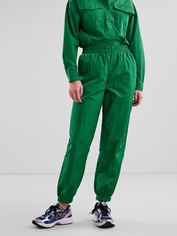 Tapered Pantaloni de la PIECES pe verde: față