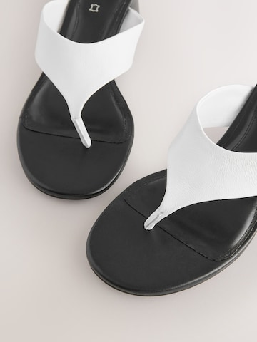 Next - Sandalias de dedo 'Forever Comfort' en blanco