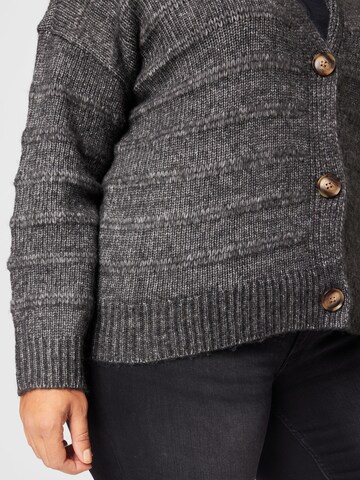 Cardigan 'CELINA' ONLY Carmakoma en gris