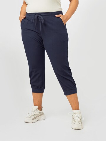 Effilé Pantalon 'Nana' KAFFE CURVE en bleu : devant