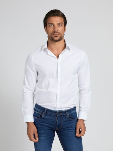 GUESS جينز ضيق الخصر والسيقان قميص بلون أبيض: الأمام