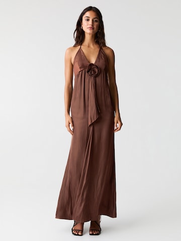 Rochie de la Pull&Bear pe maro: față