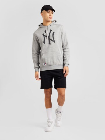 NEW ERA Sweatshirt 'NEYYAN' i grå