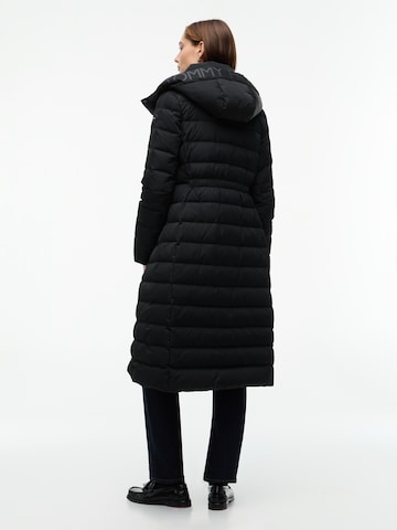 TOMMY HILFIGER Vinterkappa i svart