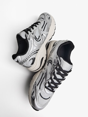 Bershka Sneaker low i sølv