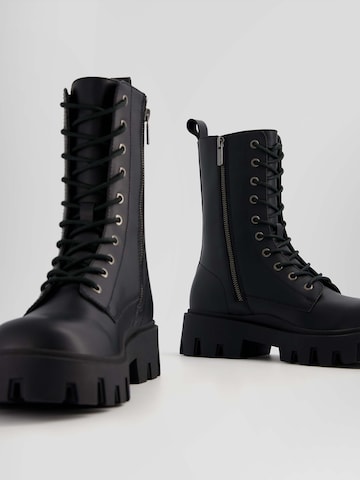 Bershka Stiefel in Schwarz