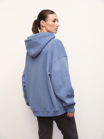 Sweat-shirt 'Zoey' RÆRE by Lorena Rae en bleu