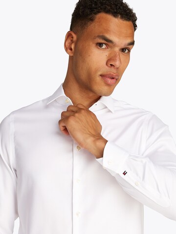 TOMMY HILFIGER Slim fit Srajca | bela barva