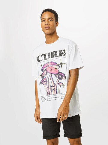 Tricou 'Cure' de la Mister Tee pe alb: față