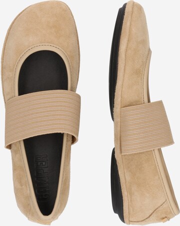 CAMPER Ballerinasko med rem i beige