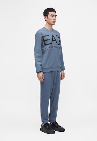 EA7 Emporio Armani Sweatshirt 'TRAIN LOGO SERIES' i blå: sida