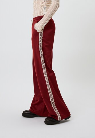 OH APRIL Ohlapna forma Hlače 'Kael' | rdeča barva