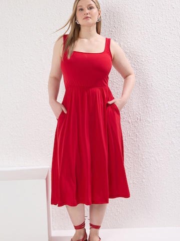 Trendyol Curve Dress in Red: front