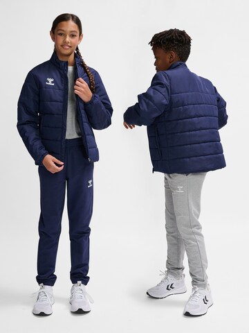 Veste de sport Hummel en bleu : devant