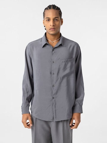 Coupe regular Chemise Dandalo en gris : devant