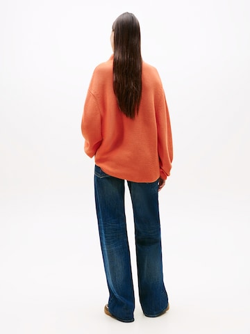 Pullover di Tommy Jeans in arancione