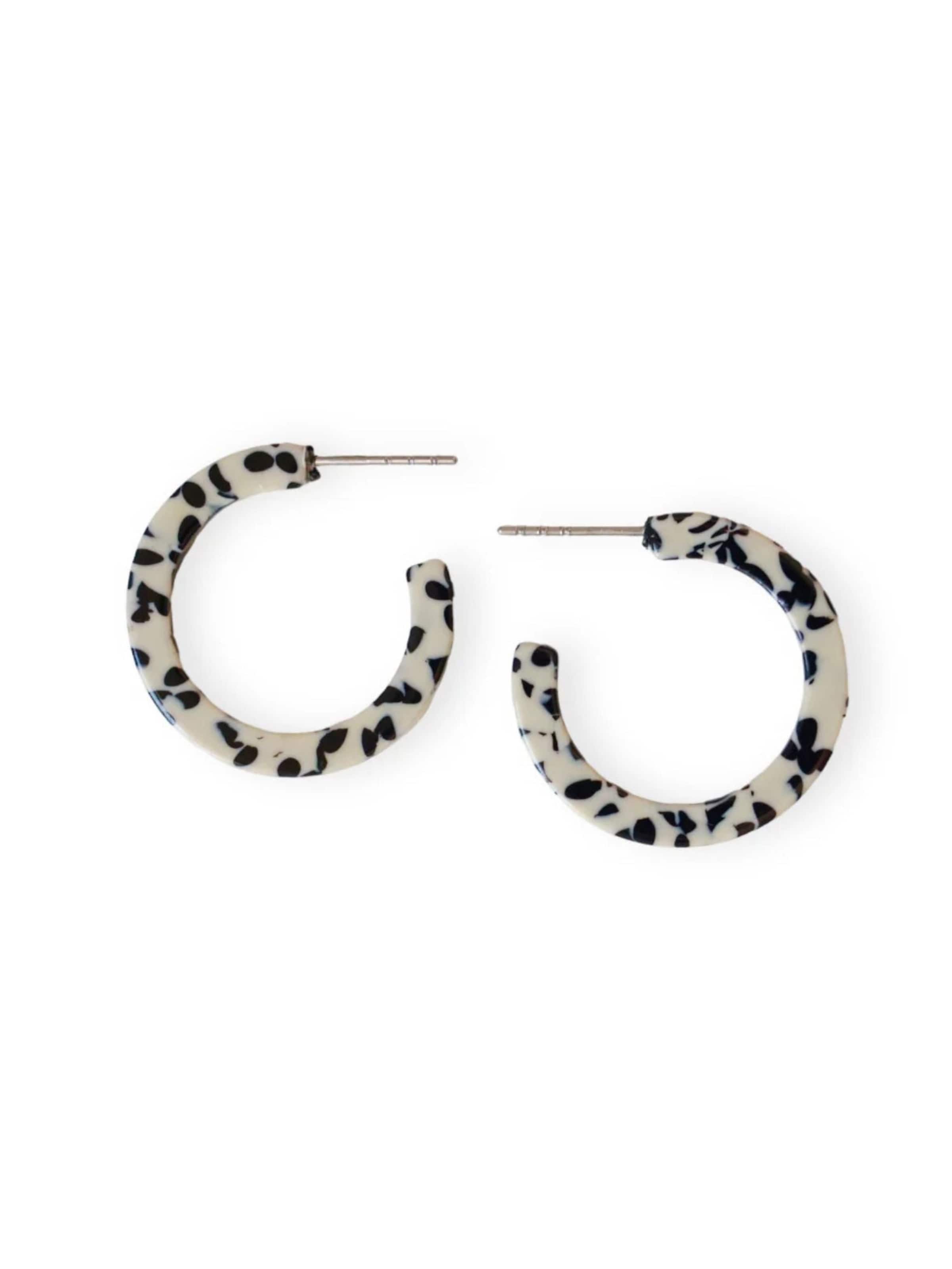 Fräulein Wunder Ohrringe 'Acetat Anni'‌‌‌‌‌‌‌‌‌ in Beige: Vorderseite