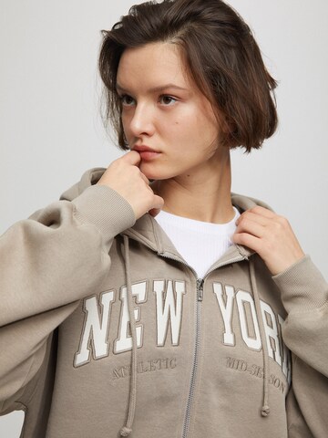 Pull&Bear Sweatjacka i beige