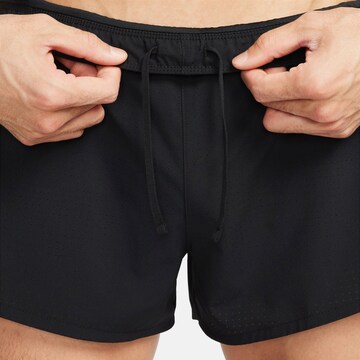 Regular Pantaloni sport 'FAST' de la NIKE pe negru