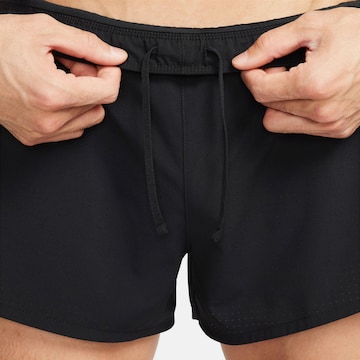 NIKEregular Sportske hlače 'FAST' - crna boja