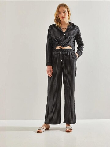 Bianco Lucci - Perna larga Calças em preto