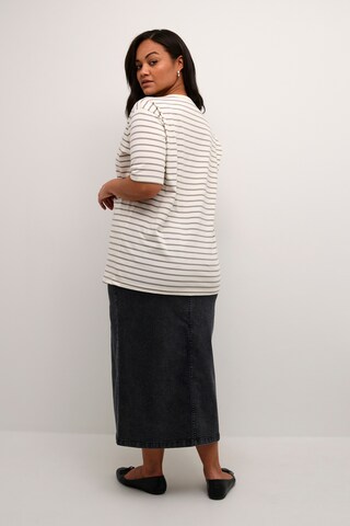 Tricou 'Winni' de la KAFFE CURVE pe alb