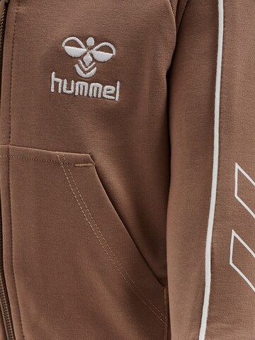 Hummel Sportsweatjacke in Braun