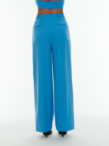 ABOUT YOU x Laura Giurcanu Wide Leg Hose 'Vanessa' in Blau