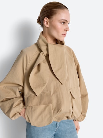 Veste mi-saison Rich & Royal en beige : devant