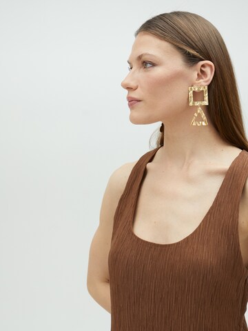 Abito di Lola Casademunt in marrone