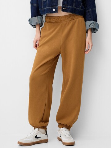 Effilé Pantalon Bershka en marron : devant