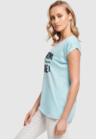 Merchcode T-Shirt 'WD - Strong Like A Woman' in Blau