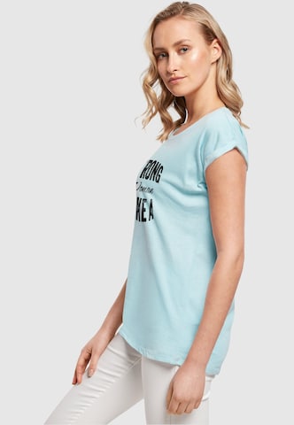 Merchcode T-Shirt 'WD - Strong Like A Woman' in Blau